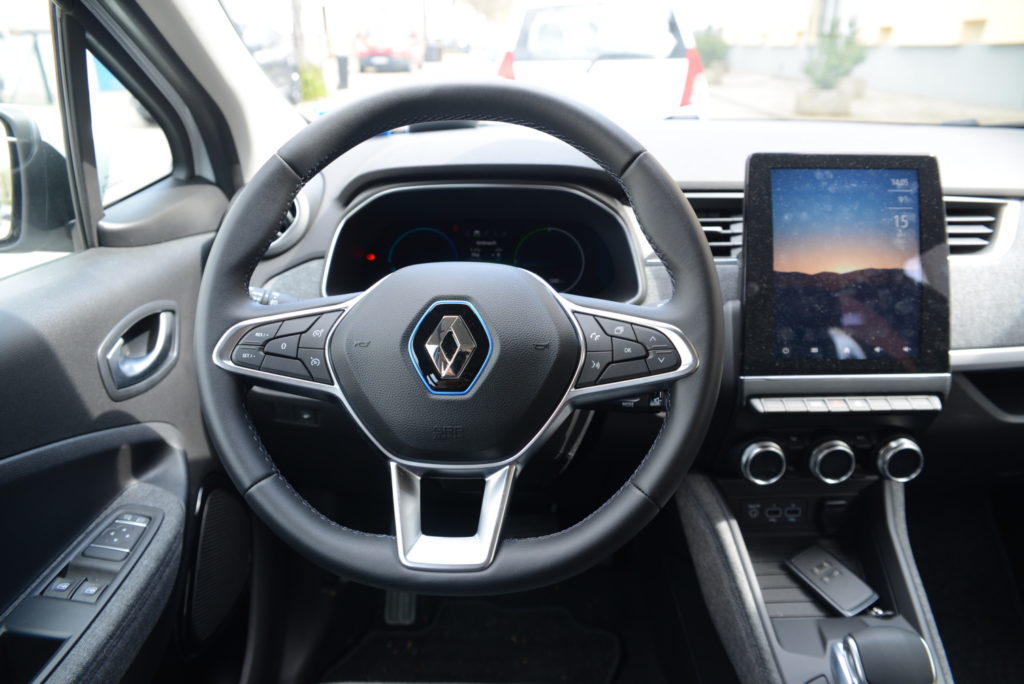 Renault ZOE - Innenansicht des Cockpits mit Lenkrad und Mittelkonsole