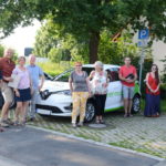 Gruppenfoto mit Auto