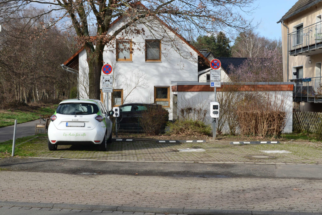 Foto von der ZOE in der Steinbahn vor den Ladesäulen