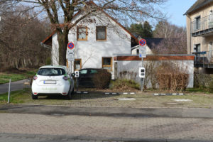 Foto vom ZOE in der Steinbahn vor den Ladesäulen