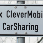 Straßenschild mit der Aufschrift "1x CleverMobil CarSharing"